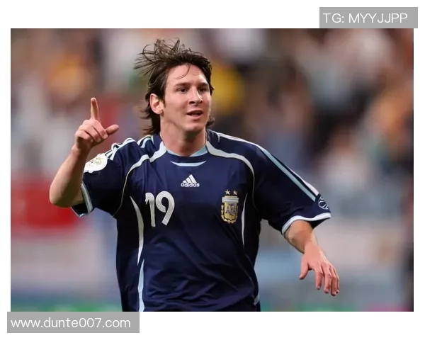 马克足球球星的传奇人生与赛场风采解析:从青涩少年到世界巨星的成长之路